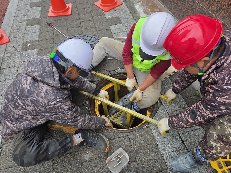 ▲ 맨홀 추락 방지 시설 설치 작업ⓒ광주광역시 남구청 제공