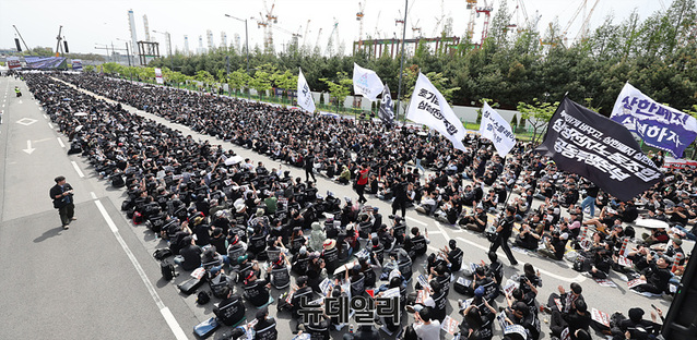 ▲ 삼성전자 노동조합 공동투쟁본부 조합원들이 지난 23일 경기 평택시 삼성전자 평택캠퍼스 앞에서 대규모 투쟁 결의대회를 열고 구호를 외치는 모습. ⓒ서성진 기자