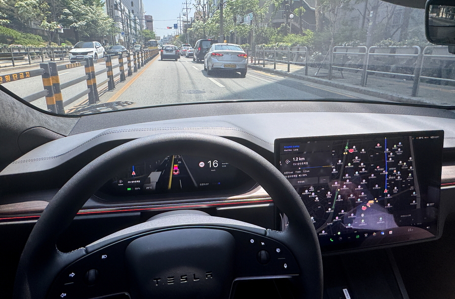 ▲ 테슬라 FSD 감독형이 탑재된 쏘카 차량을 체험하는 모습. ⓒ김재홍 기자