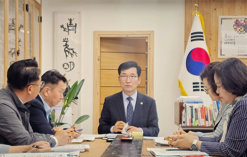 ▲ 윤건영 충북교육감이 27일 주간정책회의에서 대외 경제 불안 속 학생들의 배움과 성장을 강조했다. ⓒ충북교육청