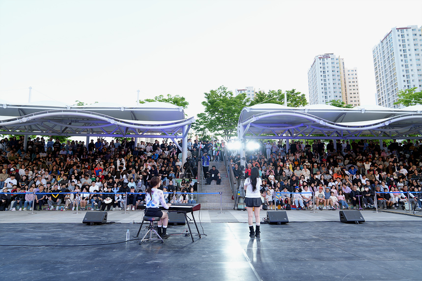 ▲ 25일 미사호수공원 계단광장에서 K팝 여성듀오 ‘오모’ 의 무대가
펼쳐지고 있다 ⓒ하남시 제공