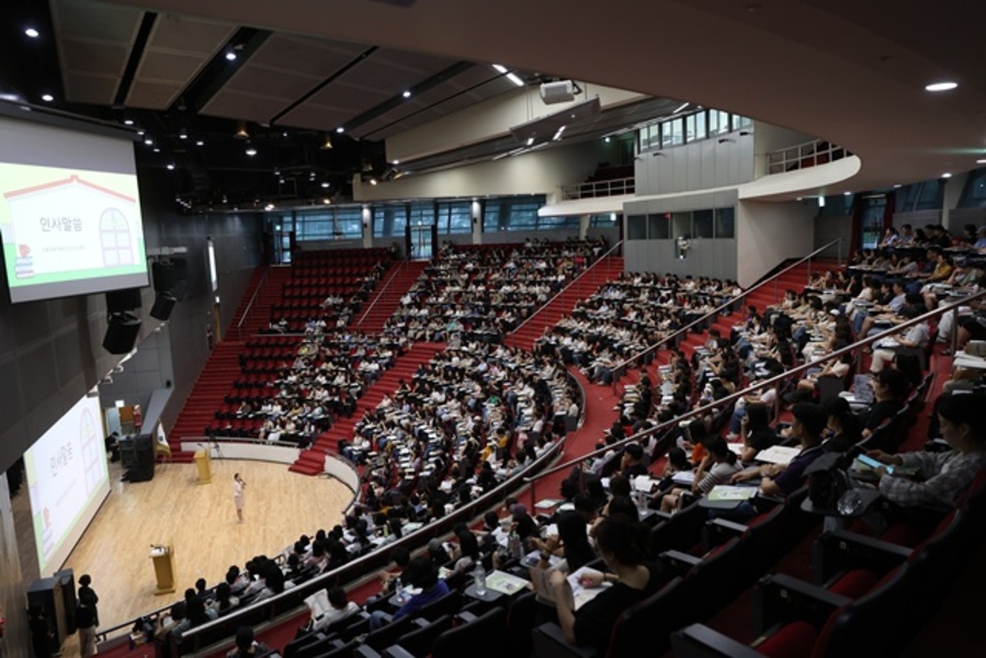 ▲ 수원교육지원청이 지난해 7월 5일 경기대학교 컨벤션센터에서 개최한 '고교학점제 및 2022 개정 교육과정 이해 연수'에서 하이러닝 등을 학부모에게 소개하고 있다. ⓒ경기도교육청 제공