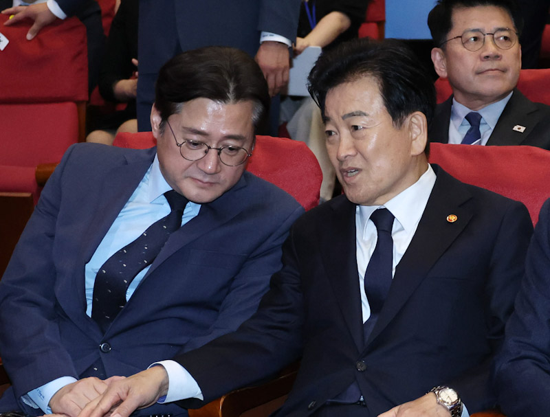 ▲ 홍익표(왼쪽) 청와대 정무수석과 정동영 통일부 장관이 27일 국회 의원회관에서 열린 4.27 판문점선언 8주년 기념식에서 대화하고 있다. ⓒ뉴시스