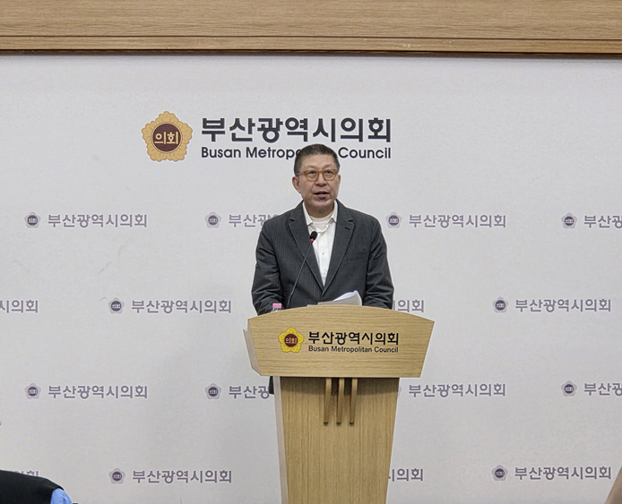 ▲ 박형준 부산시장이 27일 부산시의회 브리핑룸에서 부산시장 3선 도전을 공식화하고 있다.ⓒ변진성 기자