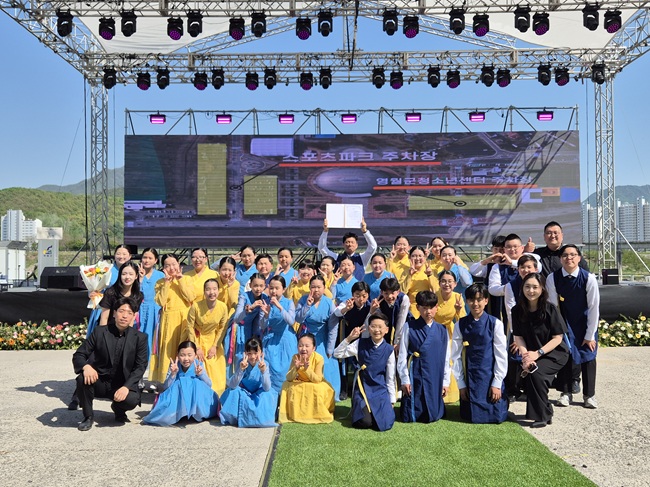 ▲ 화천소년소녀합창단이 지난 26일 영월에서 개최된 제59회 단종문화제 전국 청소년 합창대회에서 동상을 수상했다. 화천소년소녀합창단은 이번 경연에서 단종을 기리는 '날아라' 등의 곡으로 본선에 올라 동상을 차지했다. ⓒ화천군