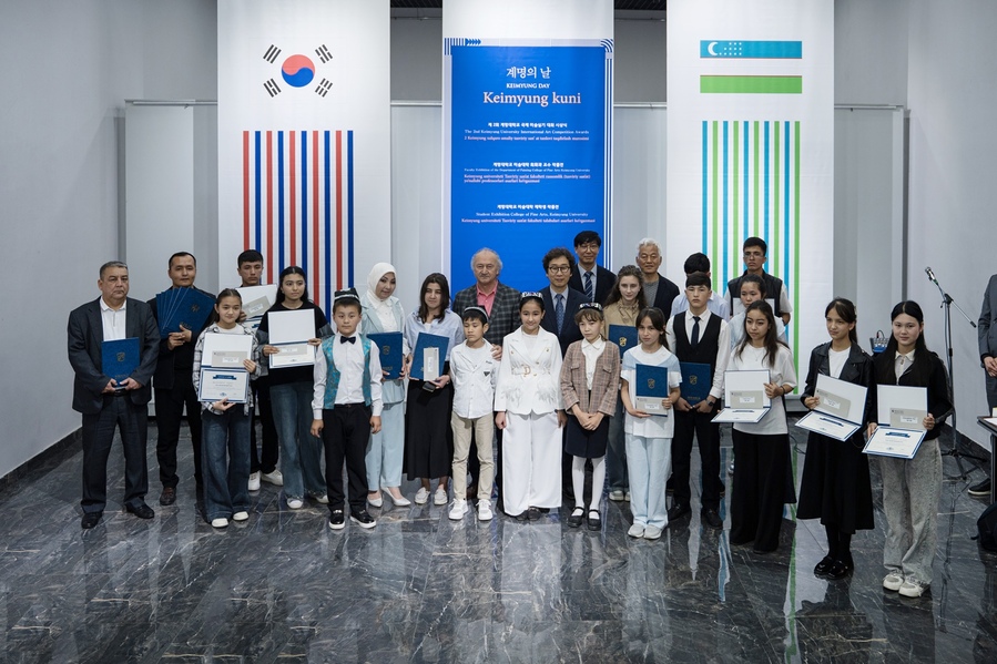 ▲ ‘계명의 날’ 행사에서 ‘제2회 계명국제미술실기대회’  수상자들과 기념촬영을 하고 있다.ⓒ계명대