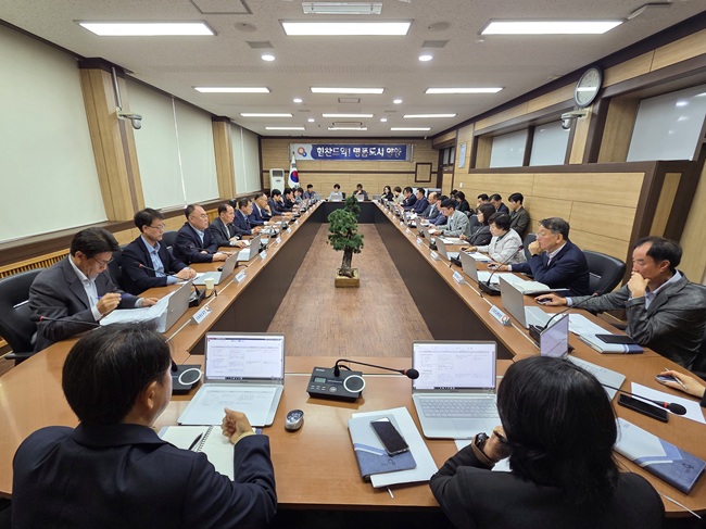 ▲ 양양군이 27일 군청 소회의실에서 탁동수 부군수 주재로 국·과·소장 및 기획·예산팀장 등 주요 간부들이 참석한 가운데 '주요 현안사업 점검 보고회'를 개최했다. ⓒ양양군