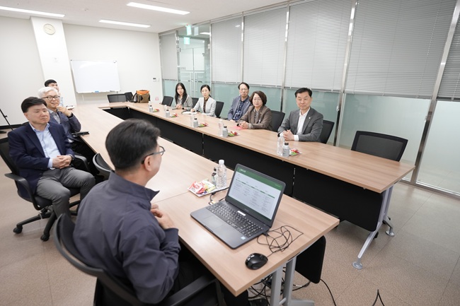 ▲ 강원 강릉시가 27일 과학일반산업단지 내 입주기업을 방문해 최근 중동지역 정세 불안과 고유가 등으로 경영에 어려움을 겪고 있는 기업들의 애로사항을 청취했다. ⓒ강릉시