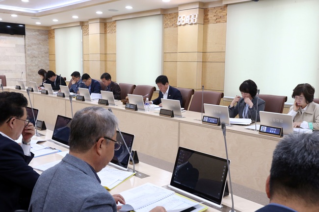 ▲ 강원 홍천군이 27일 군청 행정상황실에서 박광용 홍천군수 권한대행 주재로 '2027년 정부예산 확보 추진 상황 보고회'를 개최하고, 주요 현안 사업의 예산 반영 전략을 집중적으로 점검했다. ⓒ홍천군