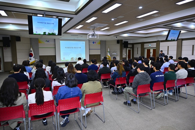 ▲ 강원 속초시가 27일 시청 대회의실에서 감사원이 주관하는 '2026년도 찾아가는 적극행정지원 설명회'를 개최했다. 이번 설명회는 감사원 감사관이 직접 시를 찾아 최근 3년간 신규 임용된 공무원을 비롯한 시 공무원과 시설관리공단 직원 120여 명을 대상으로 진행됐다. ⓒ속초시