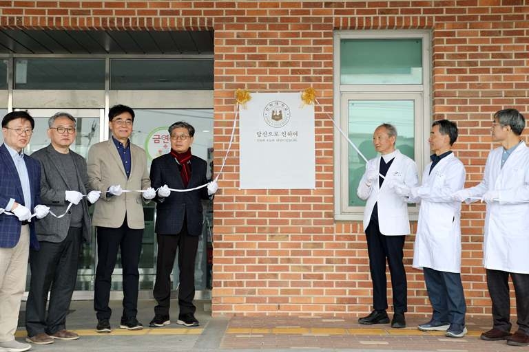 ▲ 지난 23일 백령병원에서 열린 ‘인하대학교 의과대학 교육협력병원 현판 제막식’에서 성용락 정석인하학원 이사장(왼쪽 첫번째), 조명우 인하대학교 총장(왼쪽 두번째), 이두익 백령병원장(오른쪽 첫 번째) 등 주요 참석자들이 기념 촬영을 하고 있다. ⓒ인하대 병원 제공