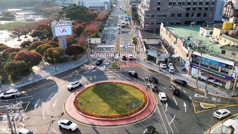 ▲ 지난해 설치된 중앙호수공원 회전교차로 모습.ⓒ서산시