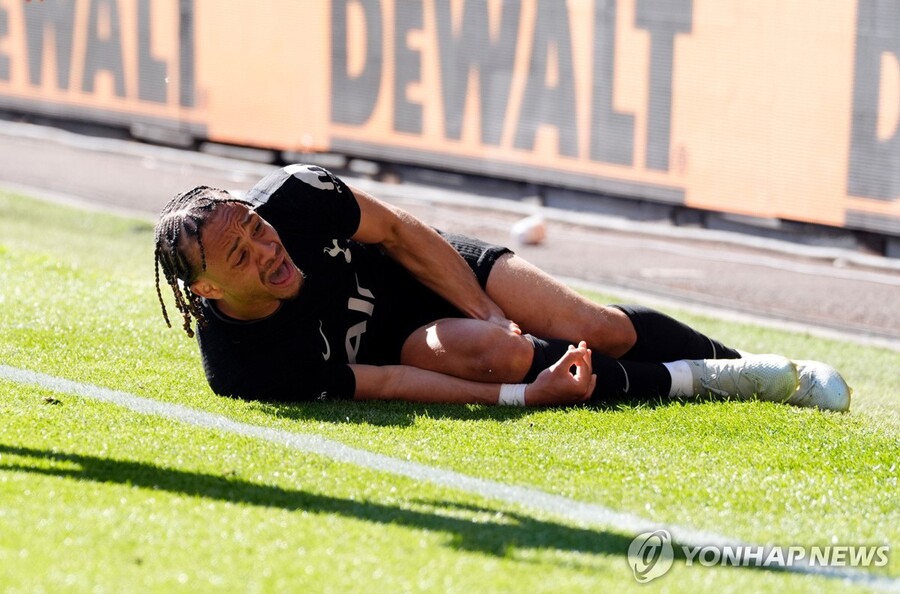 ▲ 토트넘의 시몬스가 무릎 부상으로 시즌 아웃됐다.ⓒ연합뉴스 제공