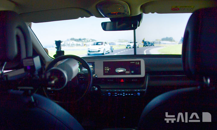 ▲ 지난해 9월 11일 오후 광주 북구 오룡동 광주인공지능집적단지에 설치된 드라이빙 시뮬레이터에서 미래차 자율주행 등 인공지능(AI) 기반 차량 실증이 진행되고 있다. ⓒ뉴시스