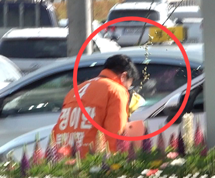 ▲ 개혁신당 정이한 부산시장 후보가 거리 유세 중 지나가던 차량 운전자로부터 커피 테러를 당하는 모습. ⓒ정이한 부산시장 후보 캠프 제공