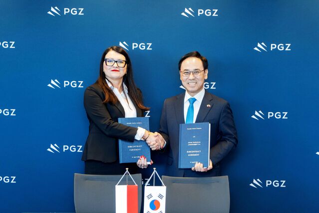 ▲ 지난 27일(현지 시간) 폴란드 바르샤바에서 열린 K2 전차 K2PL 및 구난전차 현지 생산·정비 협력 계약식에서 이용배 현대로템 사장(오른쪽), 모니카 크루첵 부마르 사장(왼쪽) 등 관계자들이 기념촬영을 하고 있다. ⓒ현대로템