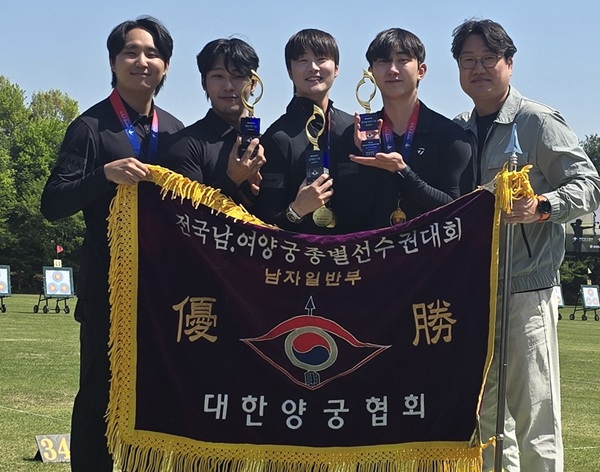 ▲ 공주시청 남자 양궁팀이 제60회 전국 남녀 양궁 종별선수권대회에서 우수한 성적을 거둔 뒤 기념촬영을 하고 있다. 왼쪽부터 김태민, 이우주, 박성철, 고태경 선수와 박경모 감독.ⓒ공주시