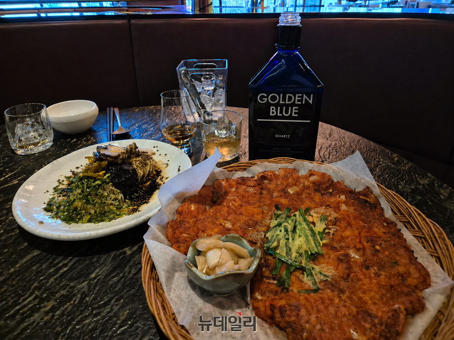 ▲ 차가운 안주와 기름진 안주, 매운 안주로 페어링을 즐겨봤다. 시음 방식은 온더락 위주로 진행했으며 니트로 풍미를 확인했다.ⓒ조현우 기자