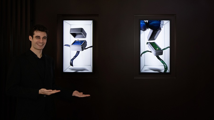 ▲ 삼성전자 모델이 무안경 3D 디스플레이 32형  '스페이셜 사이니지' 신제품을 소개하고 있다.ⓒ삼성전자