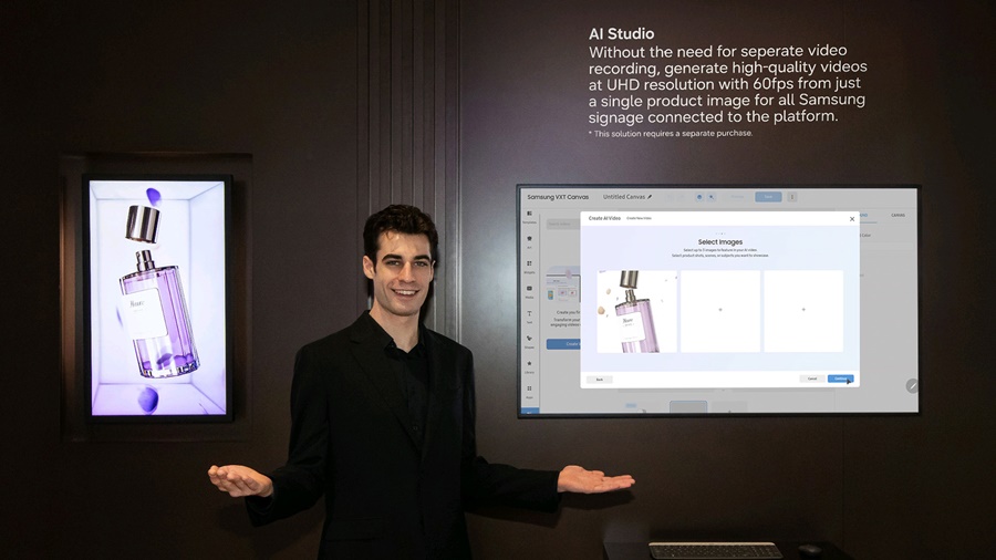 ▲ 삼성전자 모델 무안경 3D 디스플레이 32형  '스페이셜 사이니지' 신제품과 VXT 솔루션을 소개하고 있다.ⓒ삼성전자
