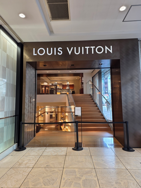 ▲ 17일 오전, 세이부백화점 시부야점 루이비통 매장이 텅 비어있다. ⓒ최신혜 기자