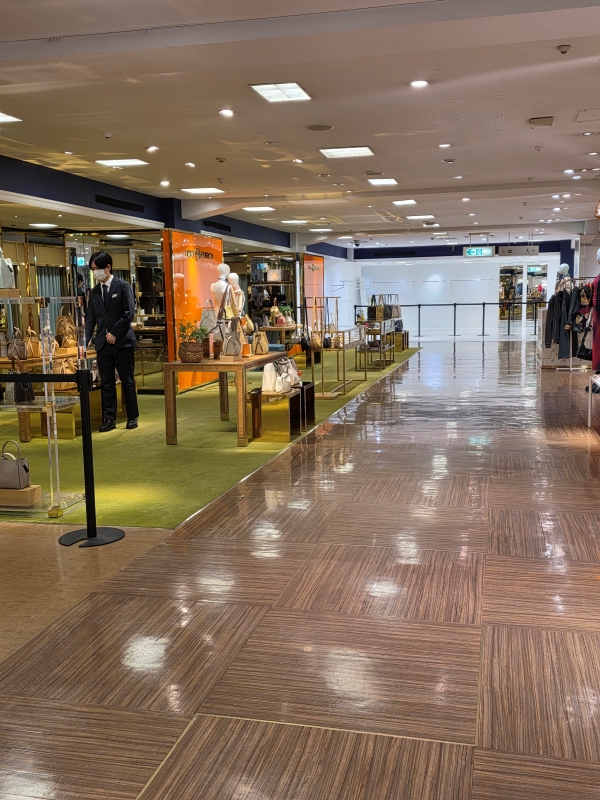 ▲ 17일 세이부 백화점 내 명품숍. 직원이 텅 빈 매장을 정리 중이다.ⓒ최신혜 기자