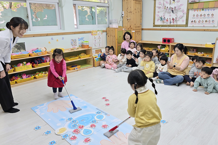 ▲ 대구한의대학교는 최근 청도군 내 아동복지시설과 어린이집·유치원 등 총 14개소 282명의 아동을 대상으로 체계적인 손 씻기 교육을 실시했다(체험형 놀이 교육을 통한 손 씻기 교육을 받고 있는 지역 어린이들).ⓒ대구한의대