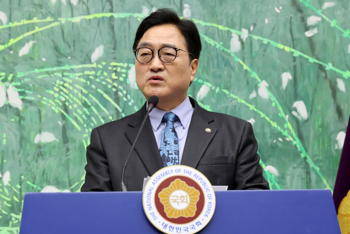 ▲ 우원식 국회의장이 지난 27일 국회 접견실에서 기자회견을 열고 다음 달 7일 국회 본회의 상정을 앞둔 헌법 개정안에 관해 설명하고 있다. ⓒ연합뉴스