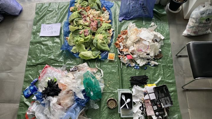 ▲ 광주환경운동연합이 지난 2일 광주 동구 동명동 내 쓰레기 봉투를 파봉한 모습 ⓒ뉴시스