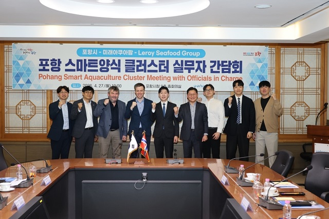 ▲ 포항시는 지난 27일 시청 중회의실에서 노르웨이 리로이 씨푸드 그룹과 ‘포항 연어 스마트양식 클러스터 사업’ 협력을 위한 실무자 간담회를 개최하고 기념촬영을 하고 있다.ⓒ포항시
