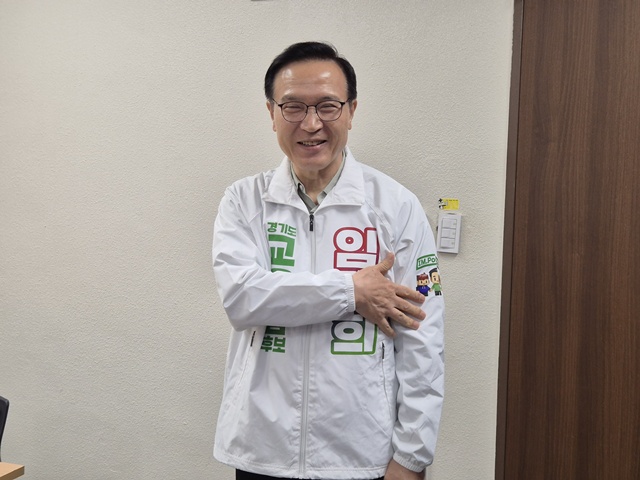 ▲ 임태희 경기도교육감이 28일 오전 경기도선거관리위원회에서 6·3 지방선거 경기도교육감 선거 예비후보 등록을 마치고 선거운동복에 대해 설명하고 있다. ⓒ김현우기자