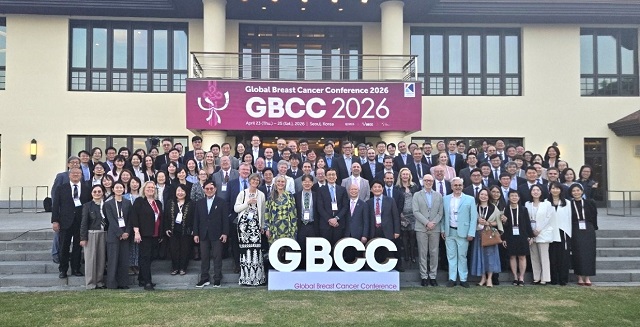 ▲ 백남선 병원장이 지난 23일부터 25일까지 그랜드 워커힐 서울에서 열린 ‘글로벌 유방암 콘퍼런스 2026(GBCC 2026)’에 참석해 국내외 유방암 전문가들과 기념촬영을 했다.ⓒ세명기독병원