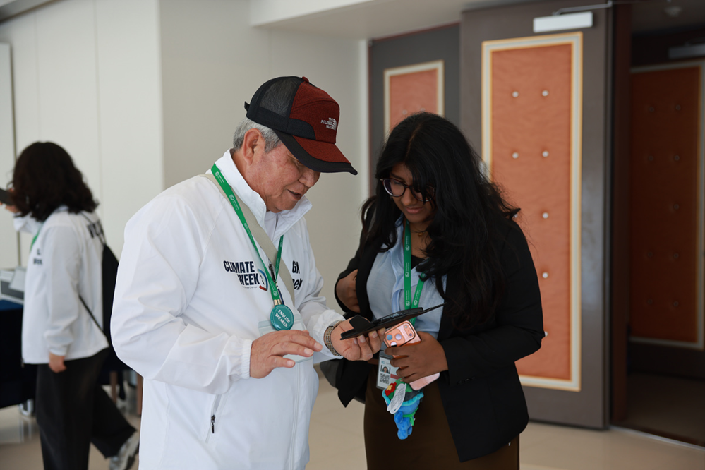 ▲ ‘유엔기후변화협약 제3차 기후주간 및 녹색대전환 국제주간’ 기간 동안 자원봉사자들이 방문객들에게 안내하고 있는 모습이다.ⓒ여수시 제공