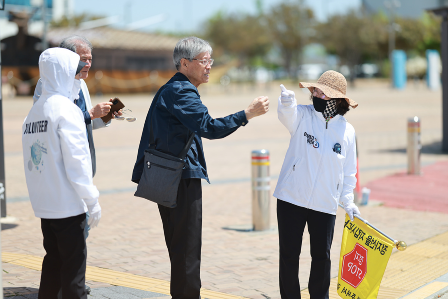 ▲ ‘유엔기후변화협약 제3차 기후주간 및 녹색대전환 국제주간’ 기간 동안 자원봉사자들이 방문객들에게 안내하고 있는 모습이다.ⓒ여수시 제공