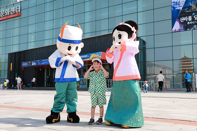 ▲ 경주엑스포대공원 대표 마스코트 화랑&원화와 함께 사진을 찍고 있는 어린이.ⓒ경북관광공사