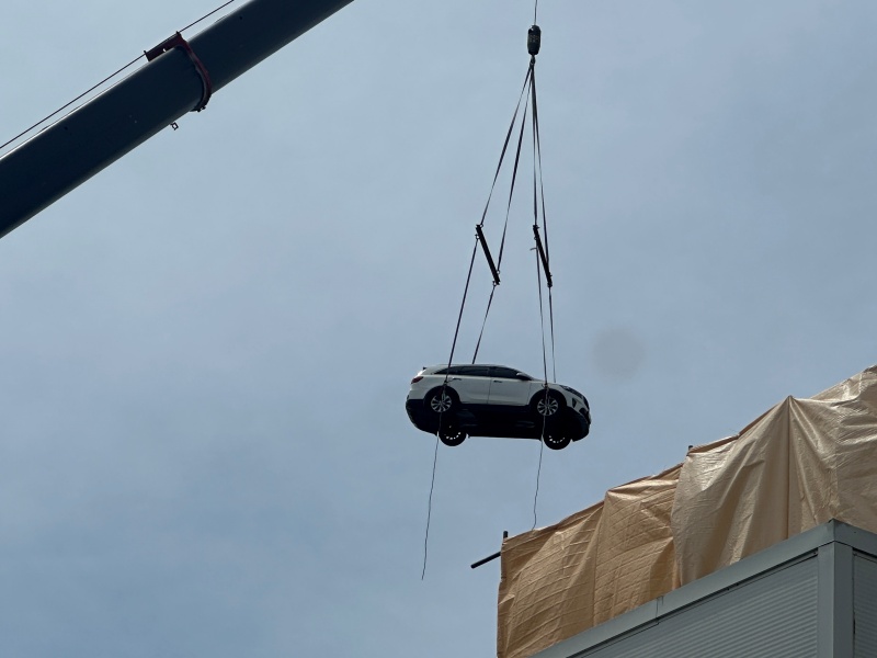 ▲ 대전 안전공업 화재로 피해를 입은 차량이 28일 대전 대덕구 문평동 안전공업 동관 공장에서 인양되고 있다. ⓒ뉴시스