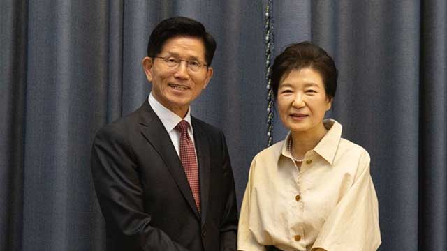 ▲ 국민의힘 대구시장 후보로 확정된 추경호 의원이 김문수 전 국민의힘 대통령 선거 후보를 명예선대위원장으로 전격 영입하며 본격적인 선거 체제 전환에 속도를 내고 있다. 사진은 김문수 명예선대위원장의 달성군 박근혜 전 대통령 감사 인사 사진.ⓒ추경호 의원실