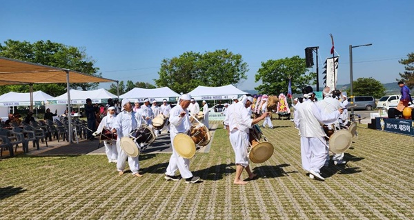 ▲ 부여 초촌면 일원에서 지난25·26일 양일간 열린 제8회 부여 송국리 청동기축제가 주민 1000명이 참여 속에 체험형 프로그램이 마무리됐다.ⓒ부여군