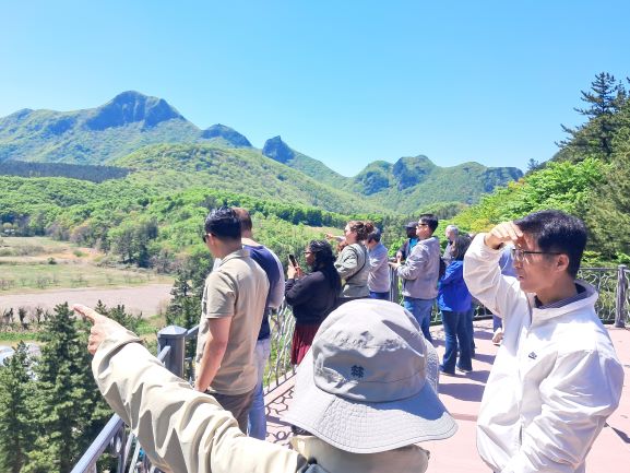 ▲ 팸투어 방문단은 나리분지 트레킹을 통해 화산 섬 특유의 지질학적 가치를 몸소 체험했다.ⓒ울릉군