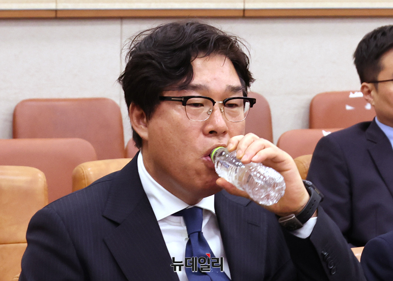 ▲ 김성태 전 쌍방울 회장이 28일 국회에서 열린 윤석열 정권 정치검찰 조작 기소 의혹 사건 진상 규명 국정조사특별위원회 전체회의에서 물을 마시고 있다. ⓒ이종현 기자
