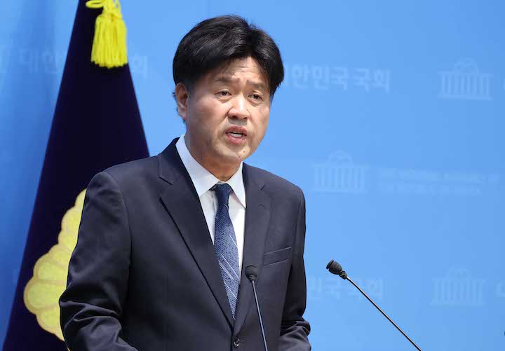 ▲ 더불어민주당 전략공천 대상에서 제외된 김용 전 민주연구원 부원장이 28일 국회 소통관에서 열린 기자회견에서 입장 발표를 하고 있다. ⓒ뉴시스