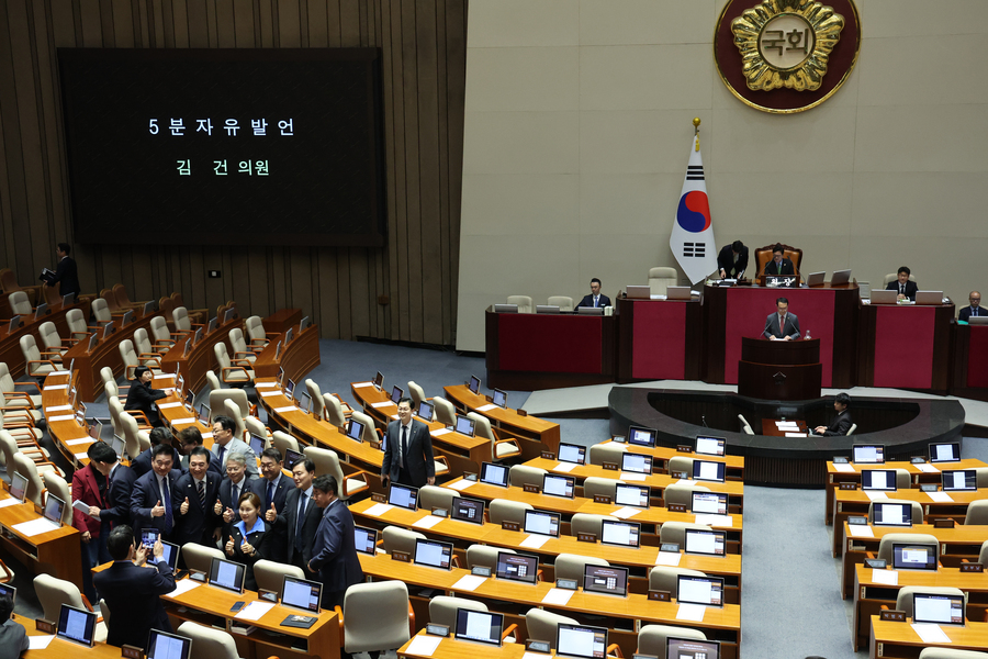 ▲ 더불어민주당 의원들이 28일 오후 서울 여의도 국회에서 열린 제434회국회(임시회) 제8차 본회의에서 통일부장관(정동영) 해임건의안 관련 5분 자유발언을 하고 있는 김건 국회 외교통일위원회 국민의힘 간사를 뒤로하고 기념촬영하고 있다. ⓒ뉴시스