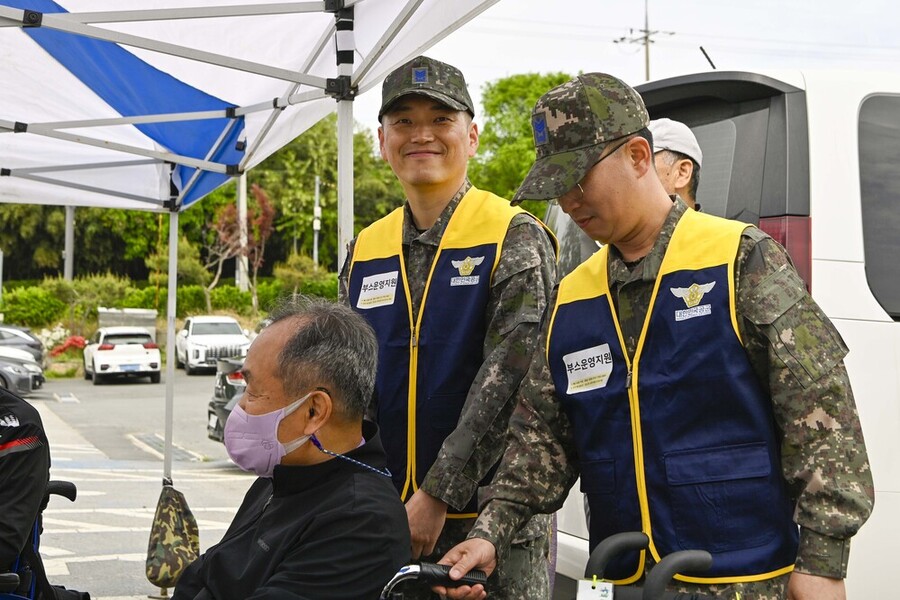 ▲ 1전비 부사관단이 행사 참가자들의 이동을 보조하는 모습ⓒ공군 제1전투비행단 제공