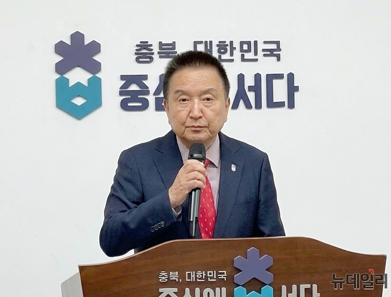 ▲ 김영환 충북지사가 28일 도청 브리핑룸에서 기자회견을 열고 당내 결집을 호소하고 있다. ⓒ표윤지 기자