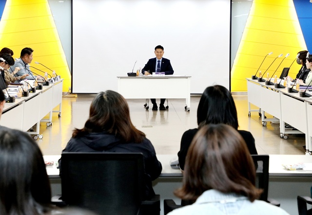 ▲ 이계삼 안양시장 직무대행이 지난 27일 시청에서 열린 'AI 업무혁신 아이디어 데모데이'에서 회의를 주재하고 있다. ⓒ안양시 제공