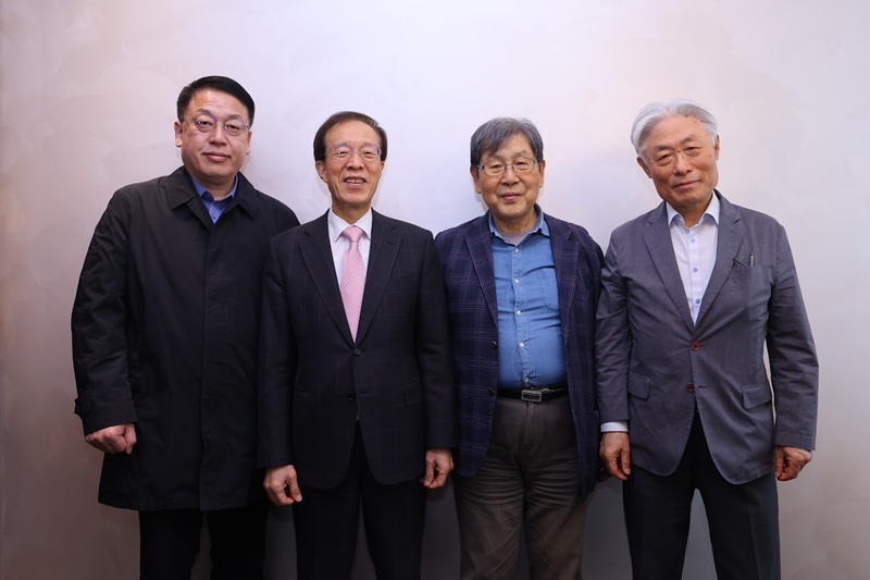 ▲ 이석연 국민통합위원장이 각계각층을 돌며 국민통합을 위한 조언과 지혜를 구하는 대정정을 7개월째 이어가고 있다. 사진은 지난 23일 이 위원장과 간담회를 가진 언론계 진보 인사들의 모습. ⓒ국민통합위원회