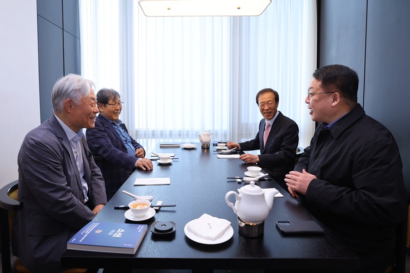 ▲ 이석연 국민통합위원장이 각계각층을 돌며 국민통합을 위한 조언과 지혜를 구하는 대정정을 7개월째 이어가고 있다. 사진은 지난 23일 이 위원장과 간담회를 가진 언론계 진보 인사들의 모습. ⓒ국민통합위원회