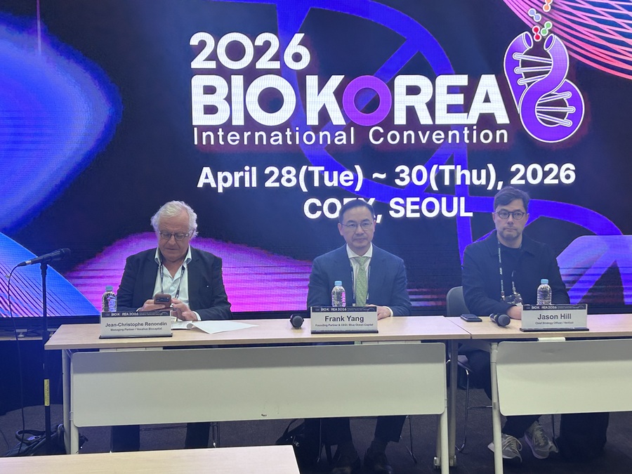 ▲ 28일 서울 코엑스에서 열린 바이오헬스산업 컨벤션 '바이오코리아 2026' 미디어 인터뷰에서 (왼쪽부터)장-크리스토프 르농댕 베살리우스 바이오캐피털 매니징 파트너, 양펑(프랭크양) 블루오션 캐피탈 CEO, 제이슨 힐 버티컬 CSO(최고전략책임자) 등이 발언하고 있다. ⓒ조희연 기자