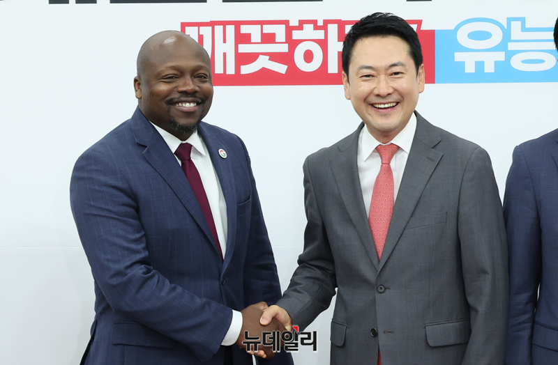 ▲ 장동혁 국민의힘 대표가 28일 국회에서 열린 '아동청소년 SNS 중독 플랫폼의 보호책임 강화를 위한 긴급 좌담회'에서 윌슨 화이트 구글 아시아태평양 대외협력정책총괄 부사장과 악수하고 있다. ⓒ이종현 기자