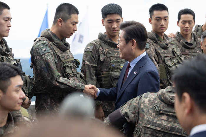 ▲ 이재명 대통령이 지난해 9월 12일 강원도 화천군 육군 제7보병사단 칠성전망대를 방문해 군 장병들과 악수하는 모습. ⓒ청와대(당시 대통령실) 제공